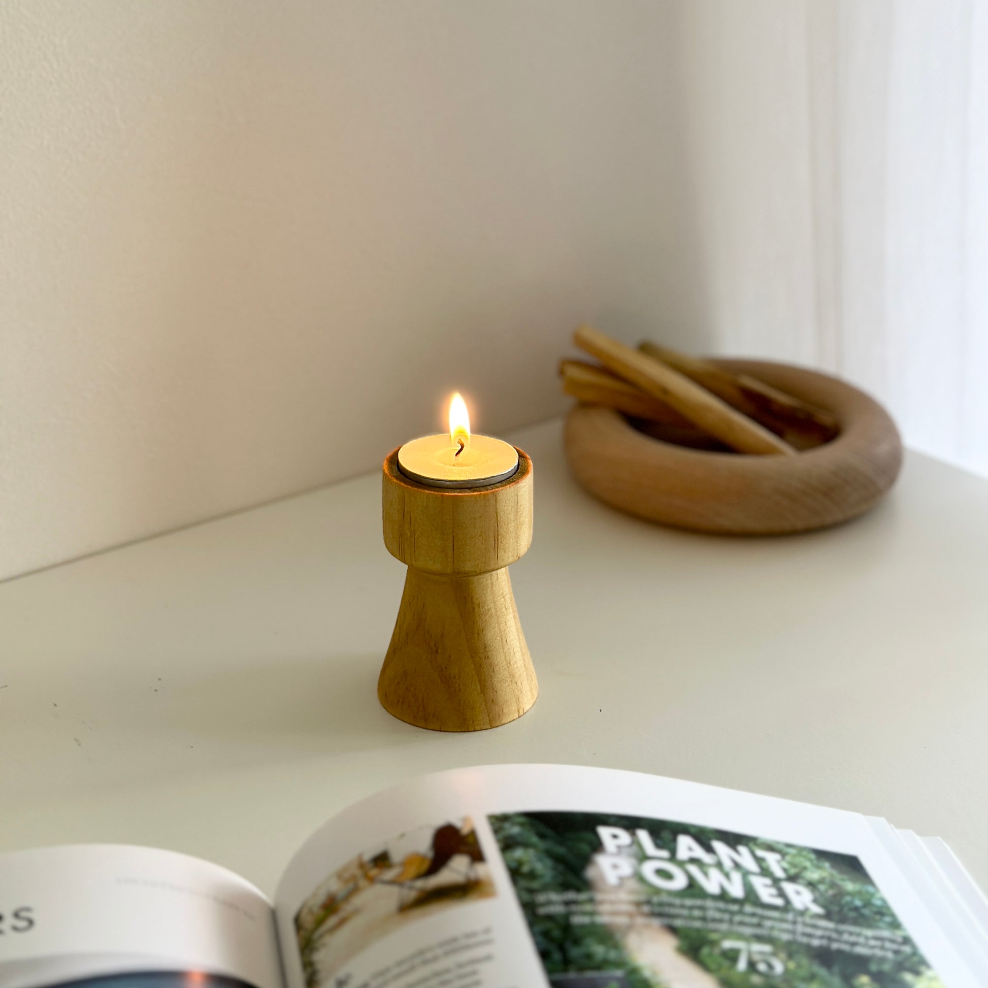 キャンドルがセットされたウッドブラウンの木製のミニキャンドルホルダー