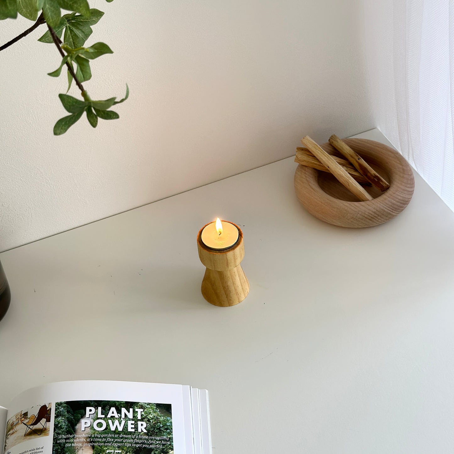 ウッドブラウンの木製のミニキャンドルホルダーを上から撮った写真