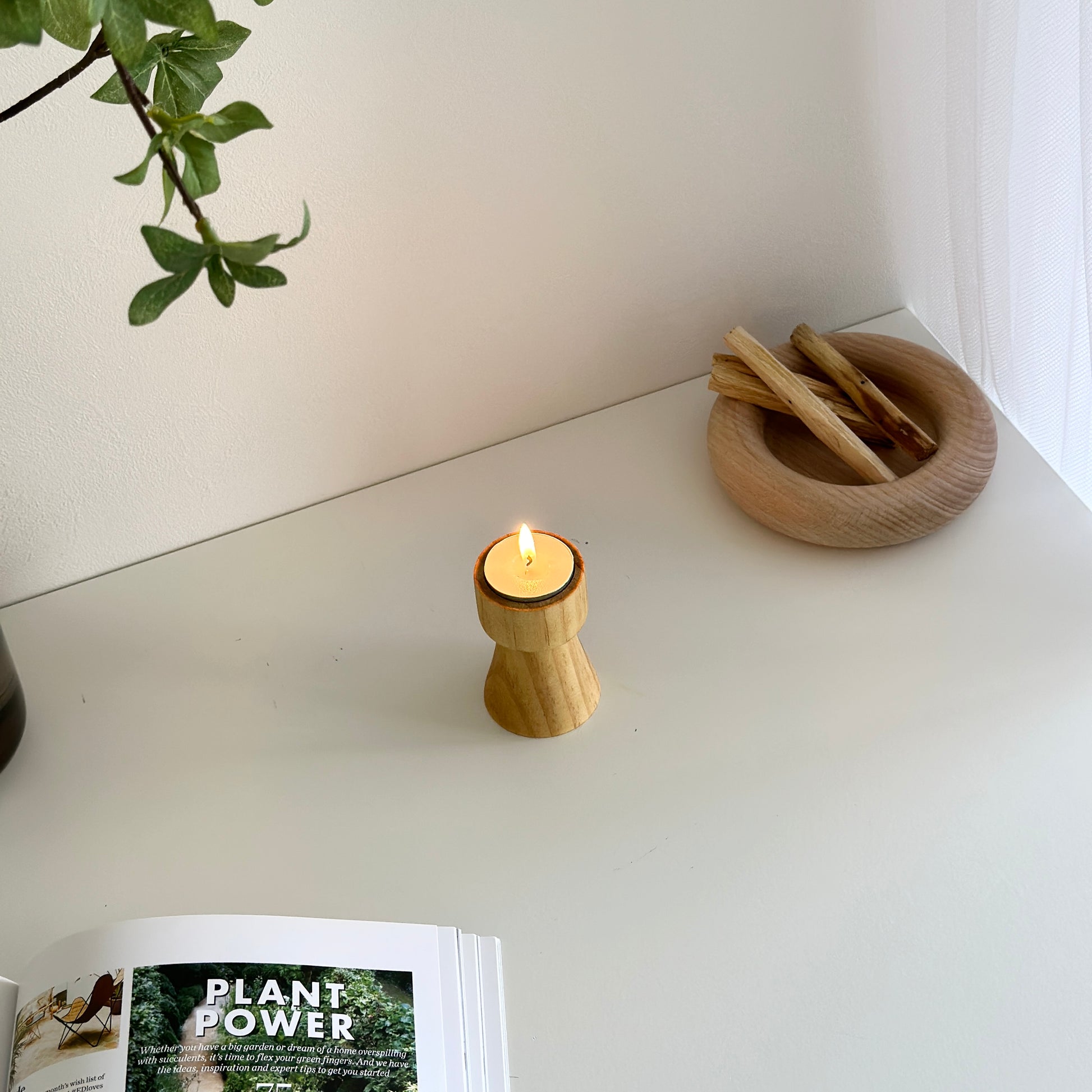 ウッドブラウンの木製のミニキャンドルホルダーを上から撮った写真