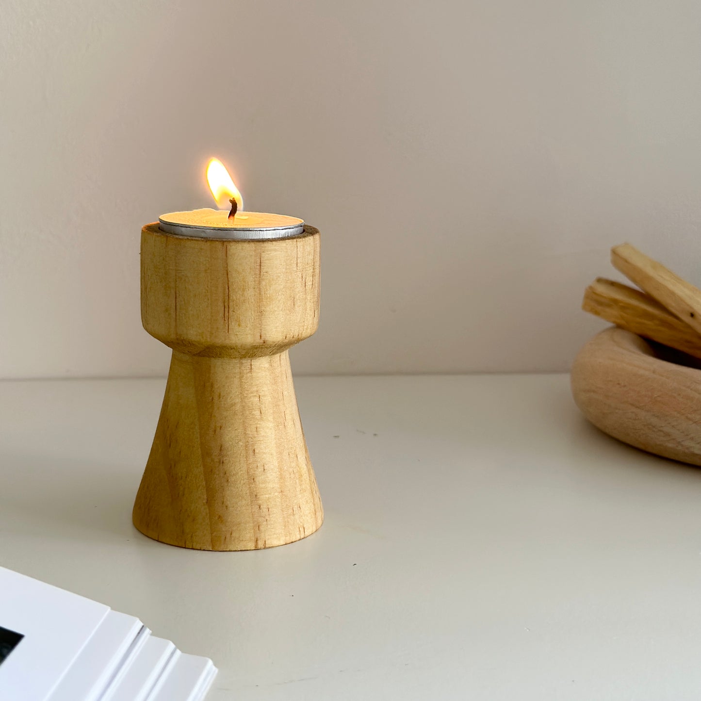 ウッドブラウンの木製のミニキャンドルホルダー