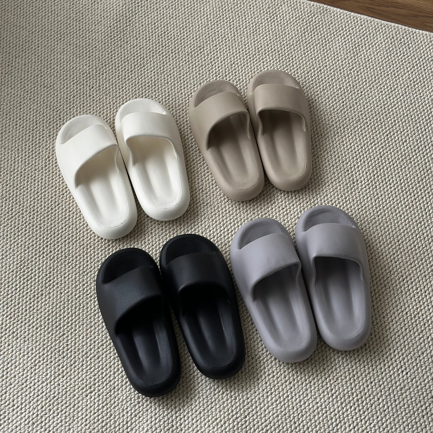 ぽてっとした形の黒と白とグレーとモカの4色展開のスリッパ