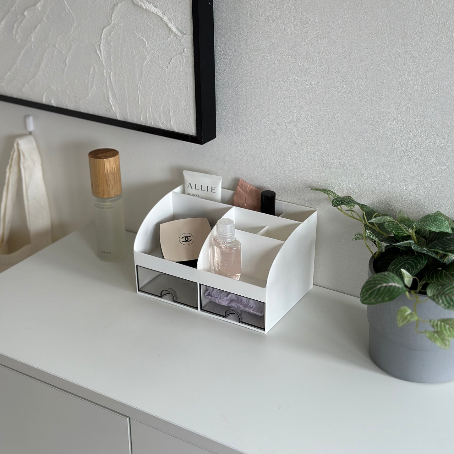 棚の上に載せられたコスメが収納されている引き出しが2つついたプラスチック製の収納ケース