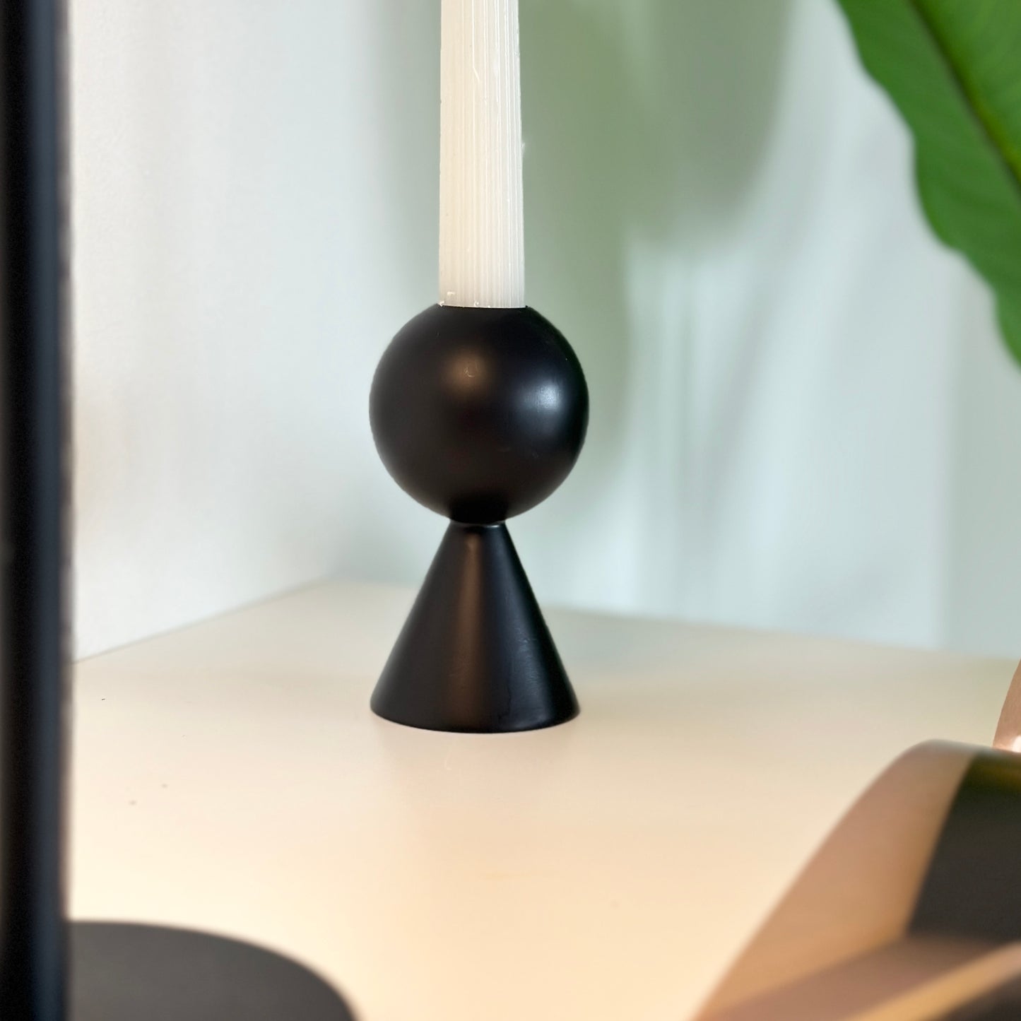 ブラックの木製の土台が円錐のキャンドルホルダー