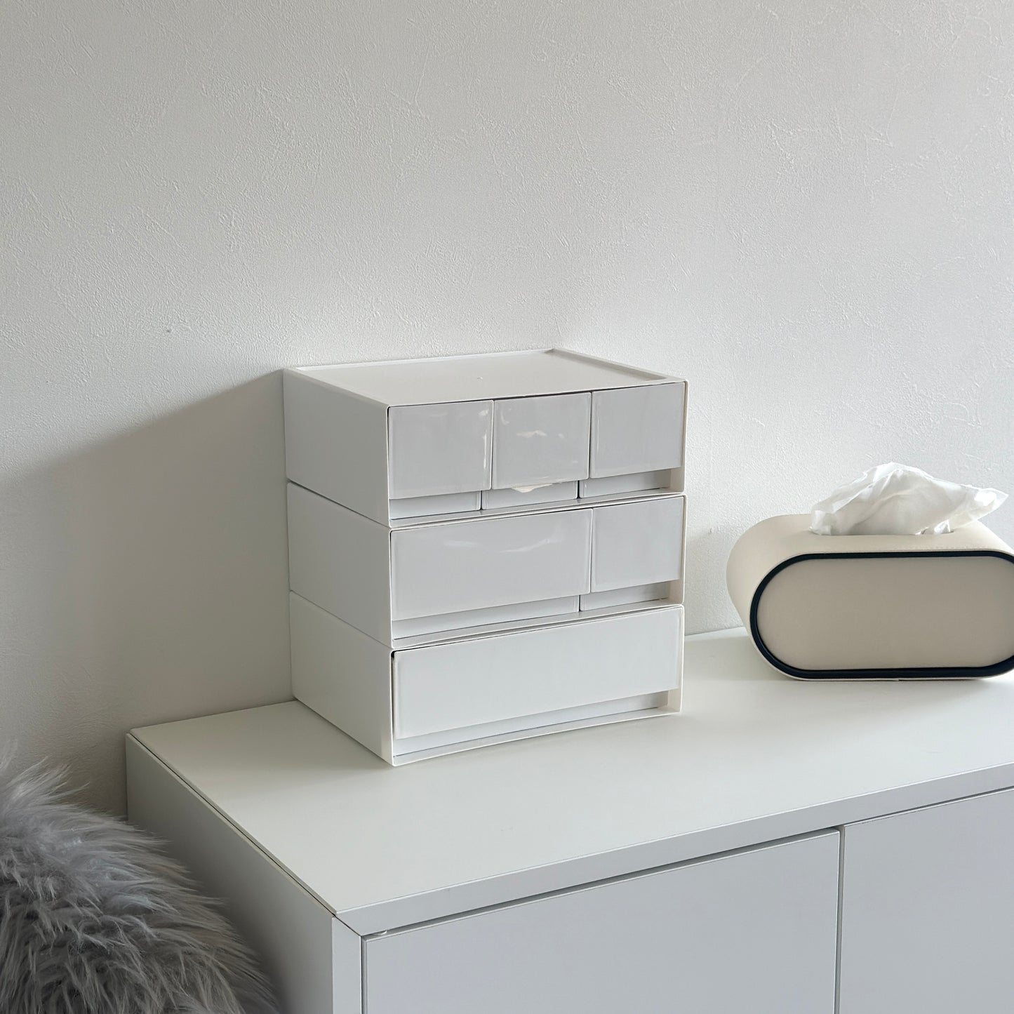 引き出しが付いたプラスチック製の収納ケースが3段積み重ねられている