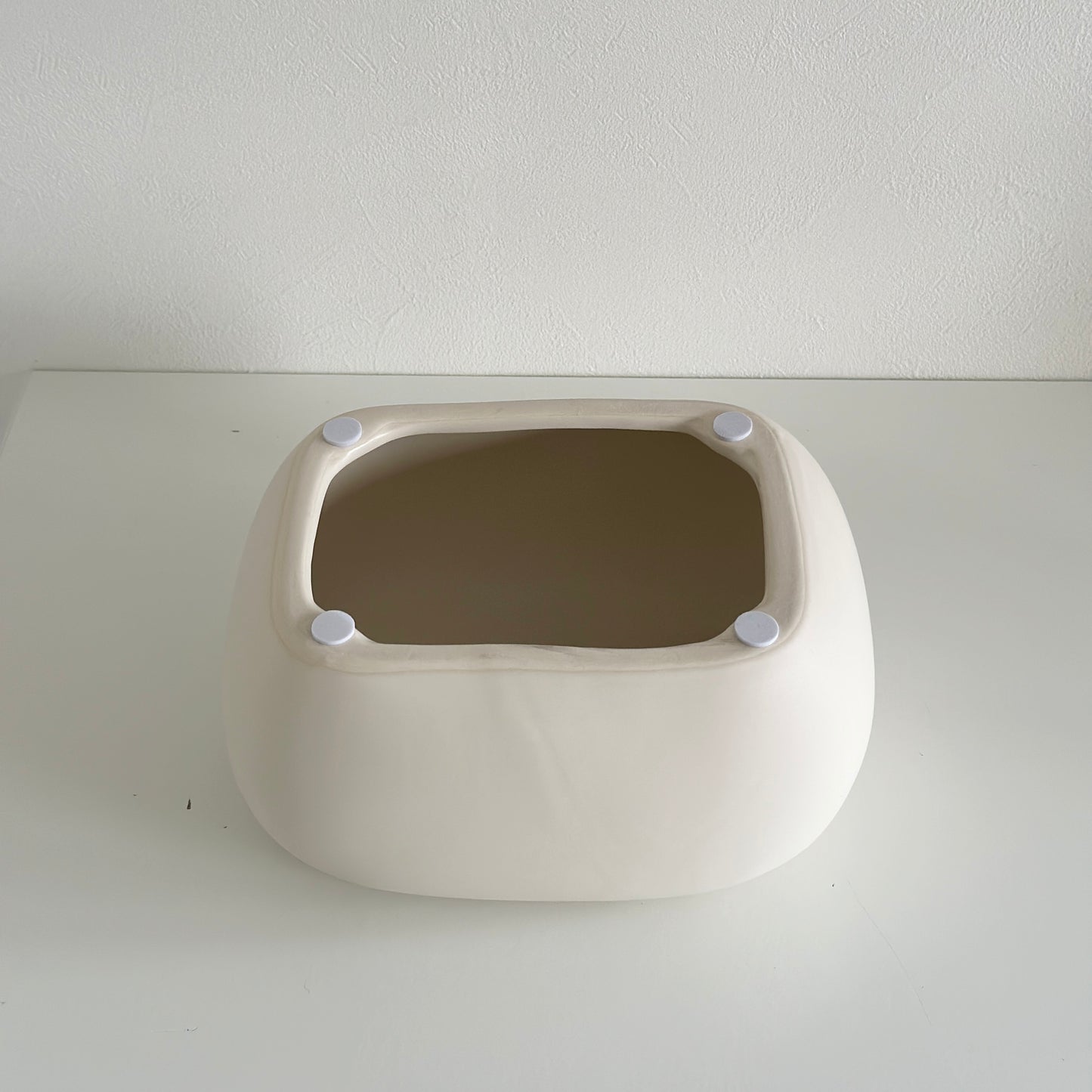 角がなく丸いフォルムのティッシュケースの裏側