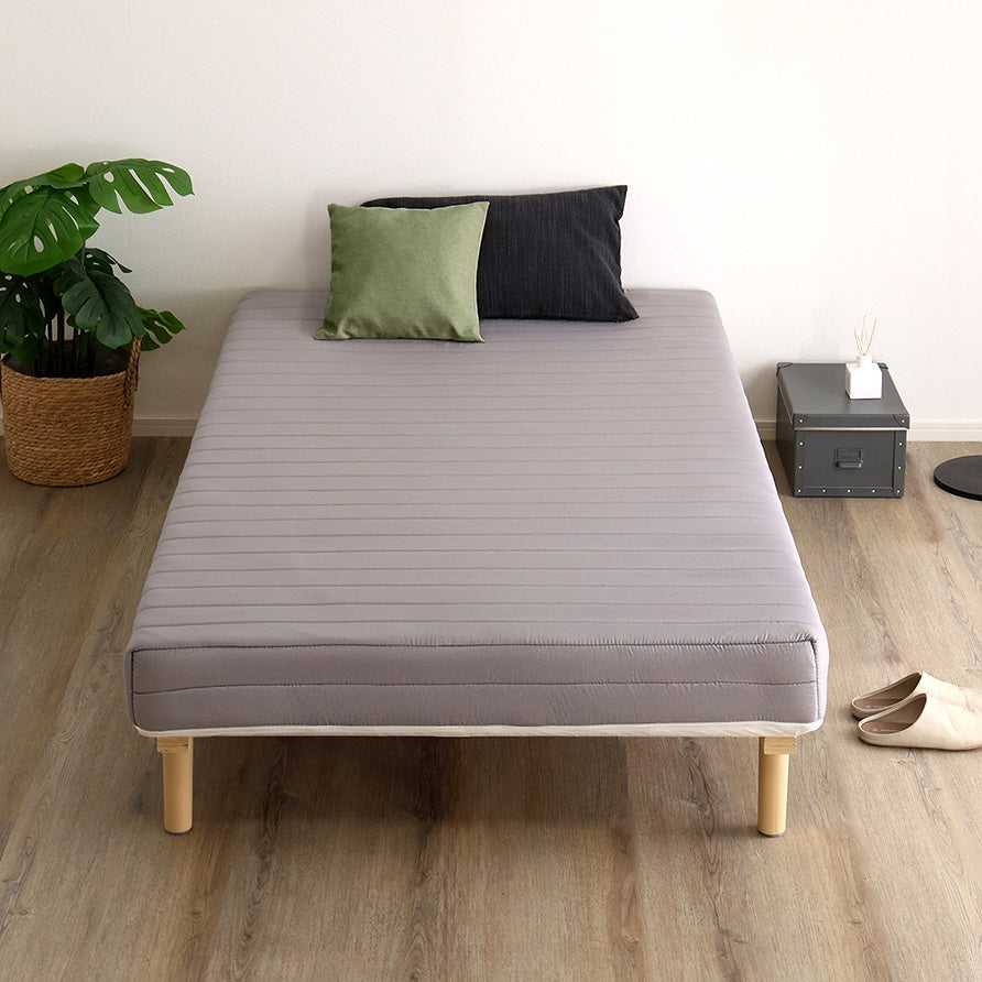 グレーのマットレス一体型ベッドが部屋に置いてある