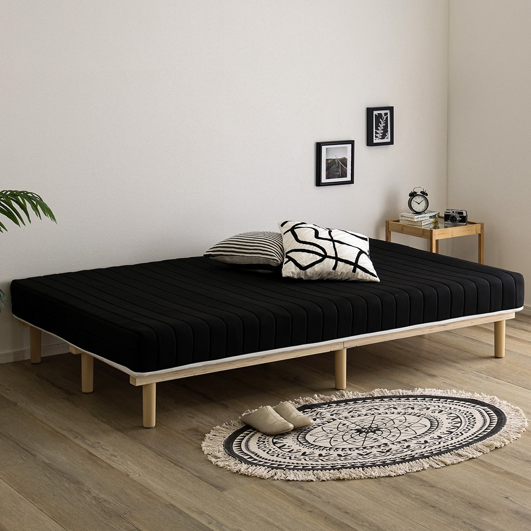 黒のマットレス一体型ベッドが部屋に置いてある