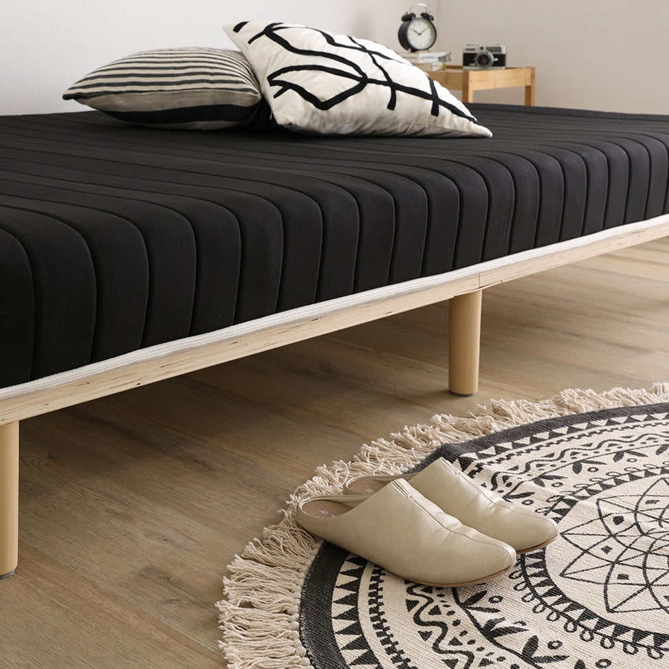 黒のマットレス一体型ベッドが部屋に置いてある