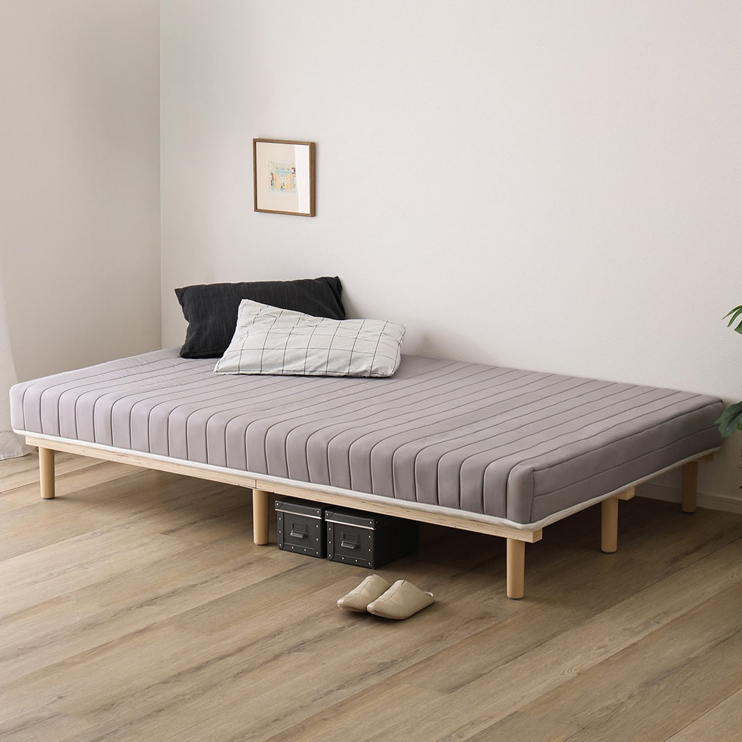 グレーのマットレス一体型ベッドが部屋に置いてある