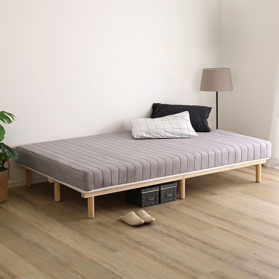 グレーのマットレス一体型ベッドが部屋に置いてある
