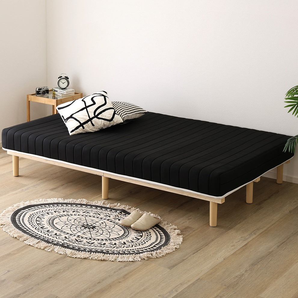 黒のマットレス一体型ベッドが部屋に置いてある