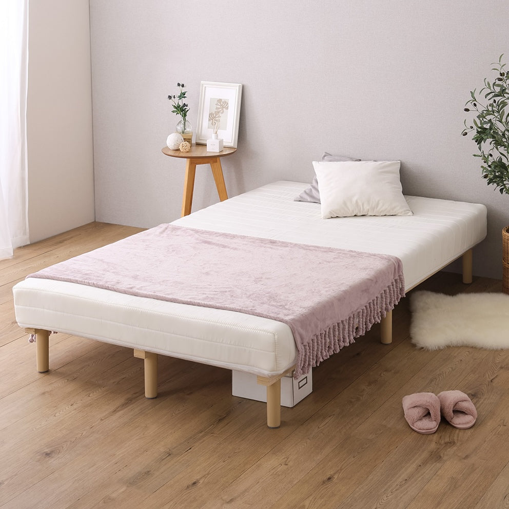 白のマットレス一体型ベッドが部屋に置いてある