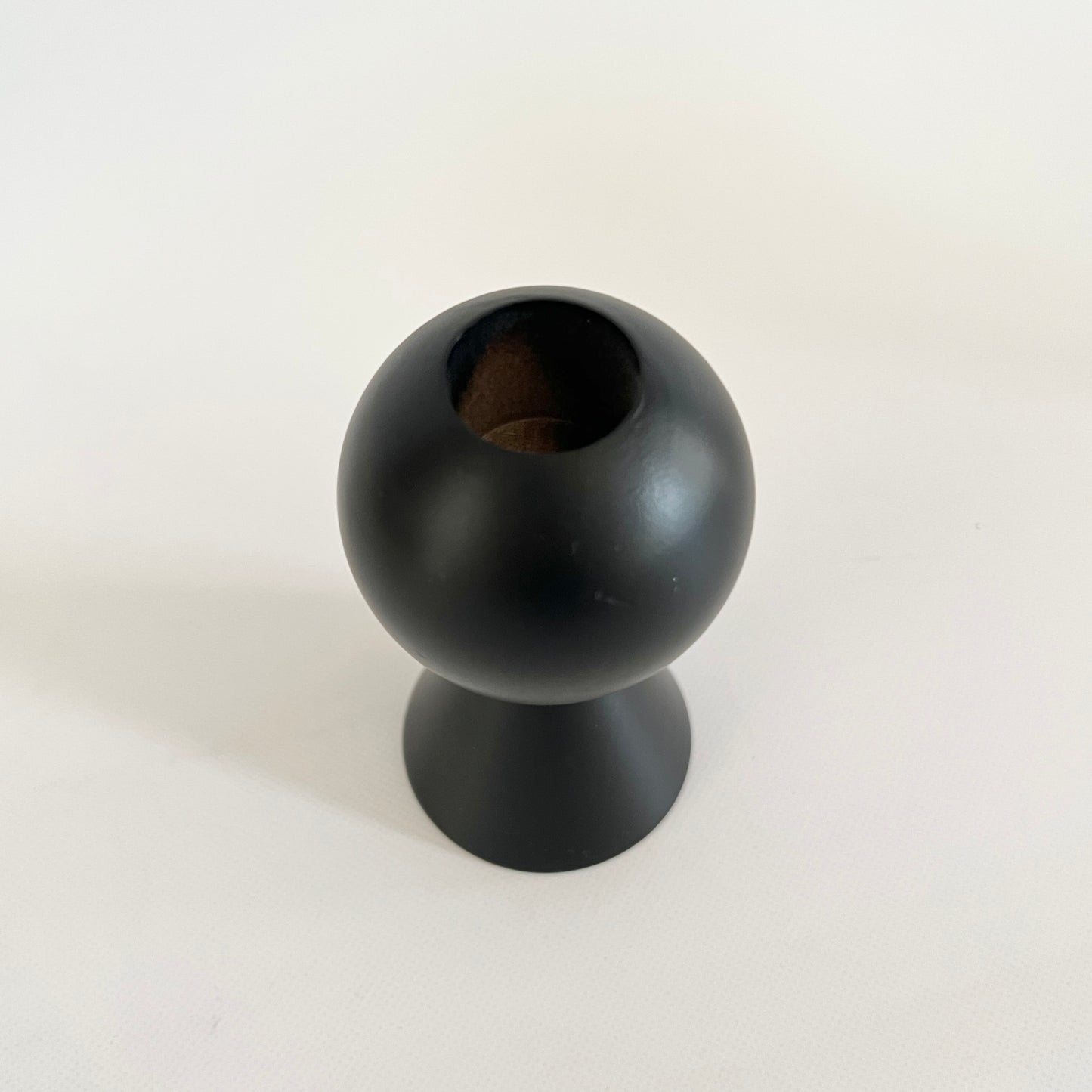 ブラックの木製の土台が円錐のキャンドルホルダー