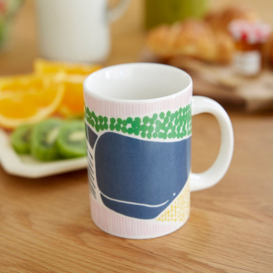 クジラのイラストがデザインされたカラフルなマグカップ