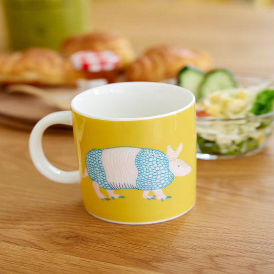 アルマジロがデザインされたイエローのマグカップ