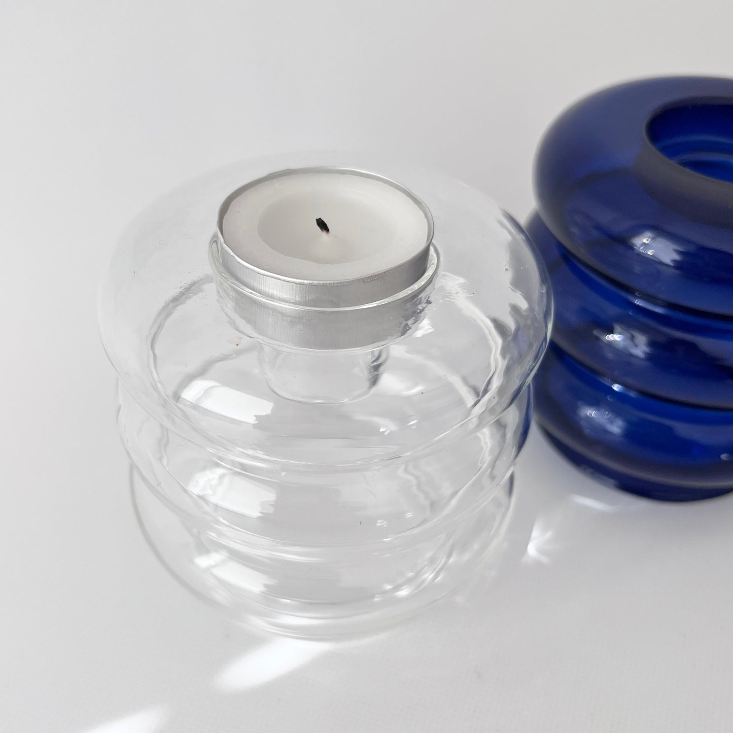 裏返しにした透明のペン立てキャンドルホルダーとアロマキャンドル