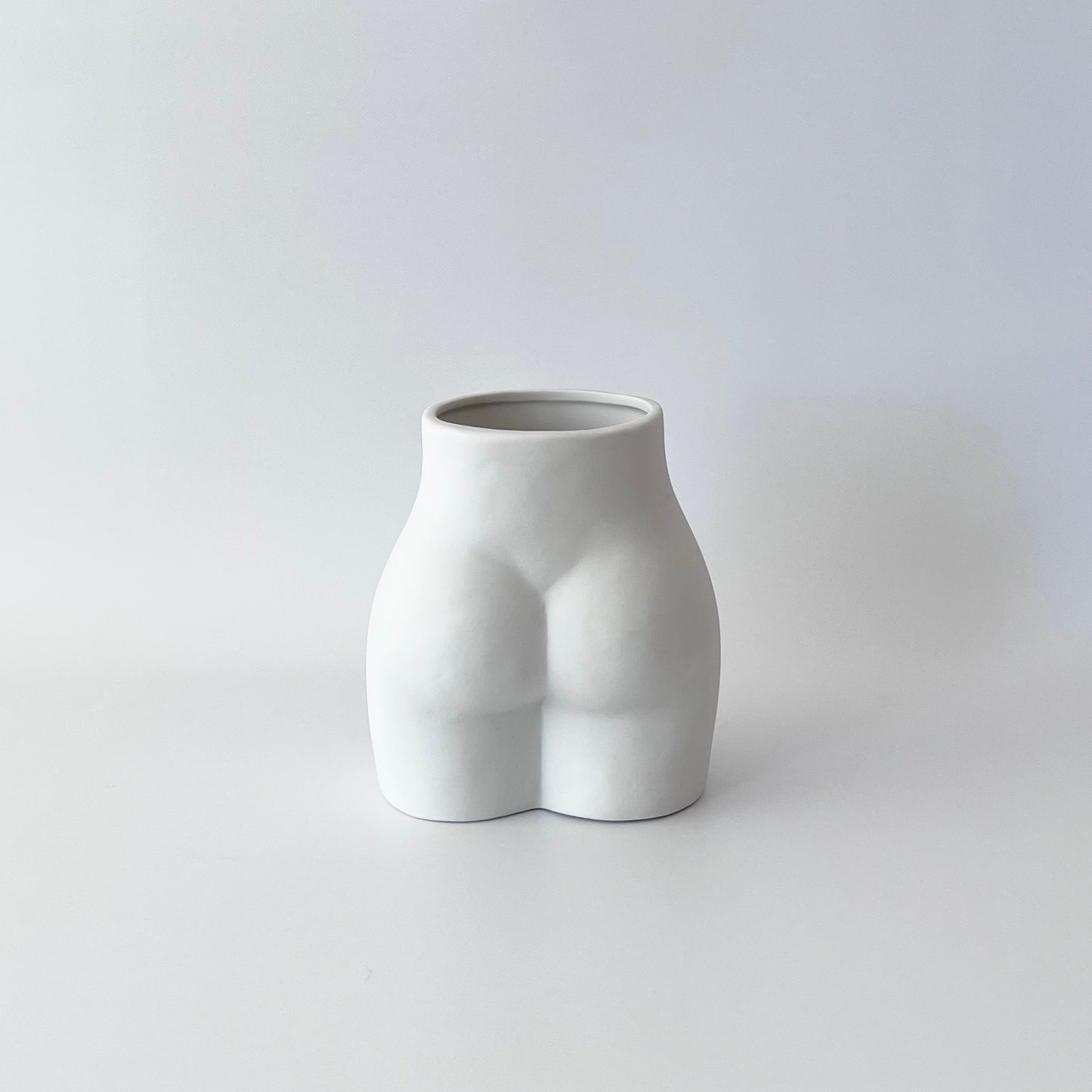 マットホワイトのお尻の形をしたフラワーベース