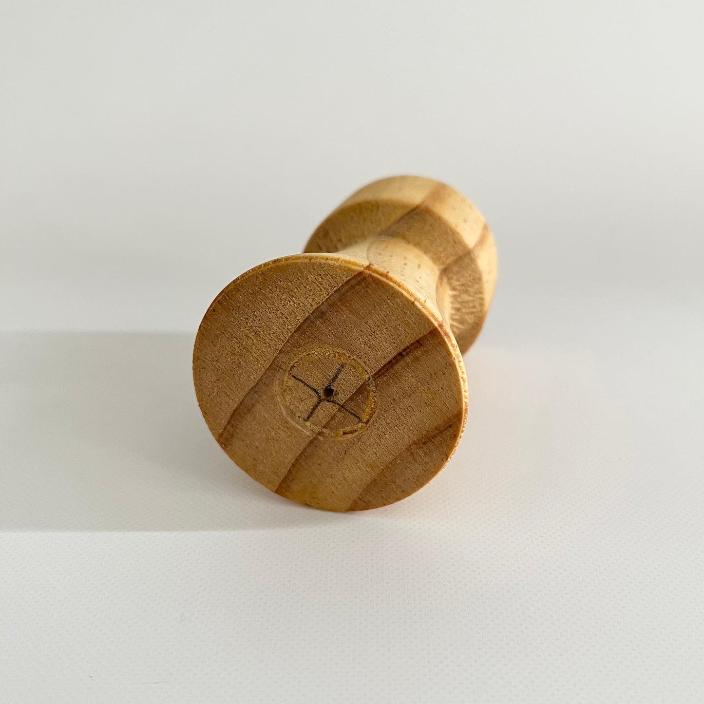 底面から撮影したウッドブラウンの木製のミニキャンドルホルダー