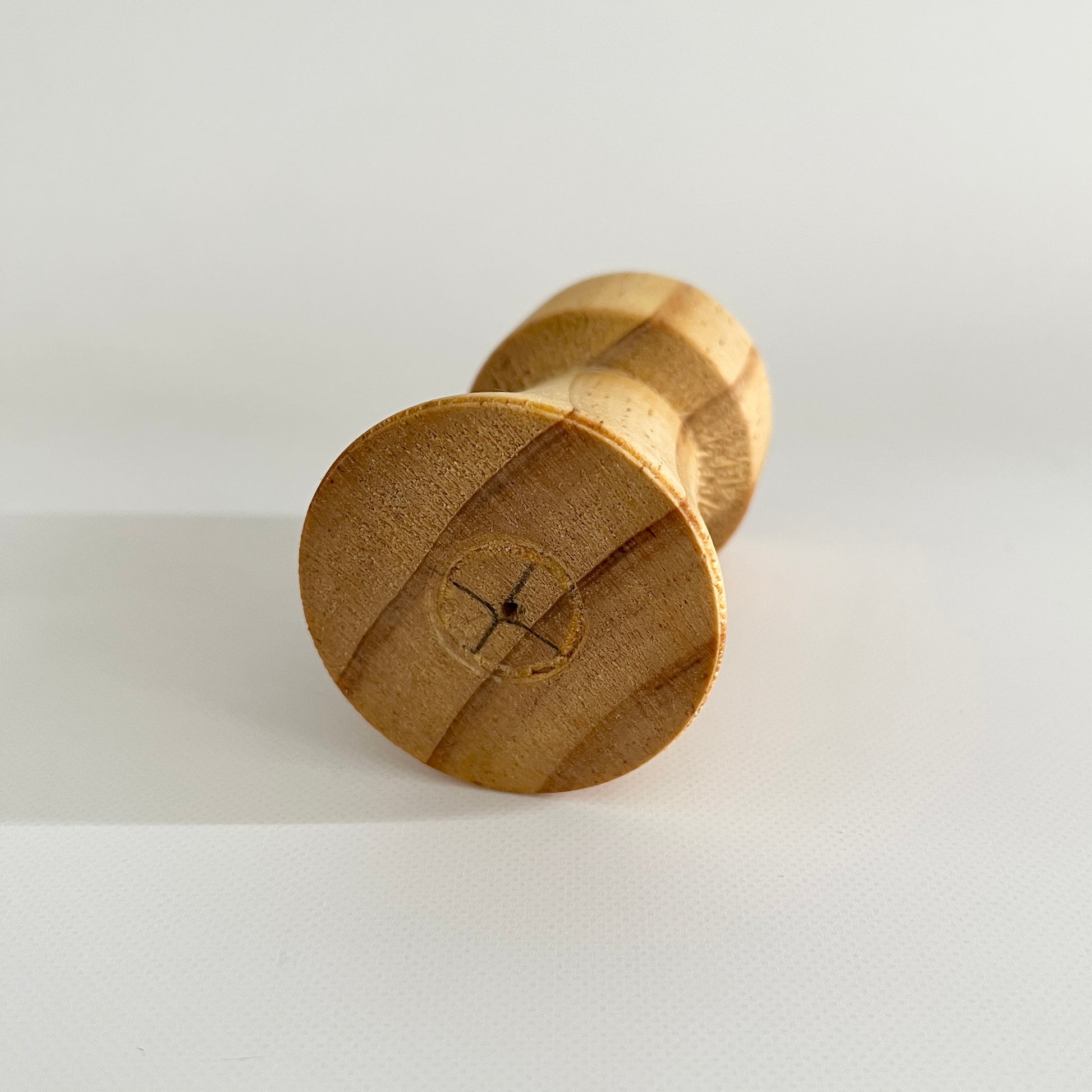 底面から撮影したウッドブラウンの木製のミニキャンドルホルダー