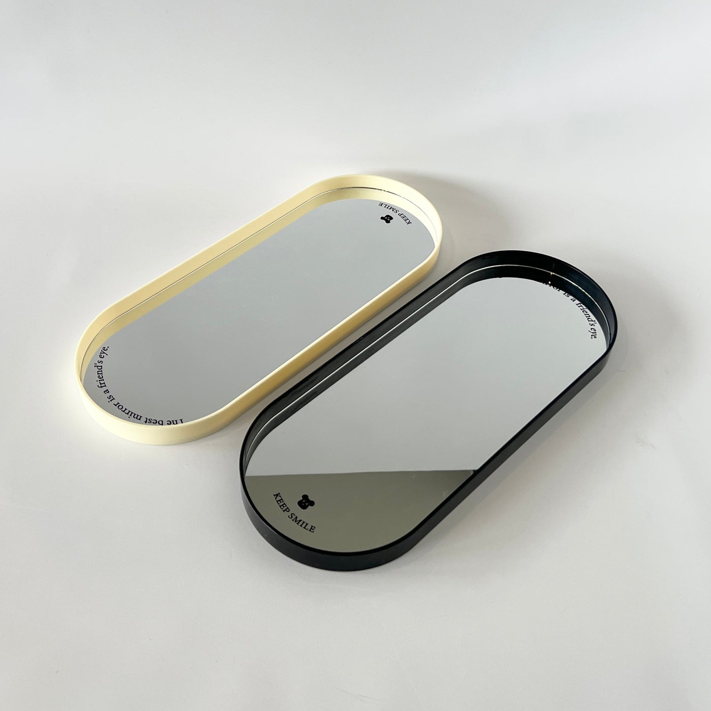 鏡面にレタリングプリントのあるブラックとアイボリーのミラートレイ