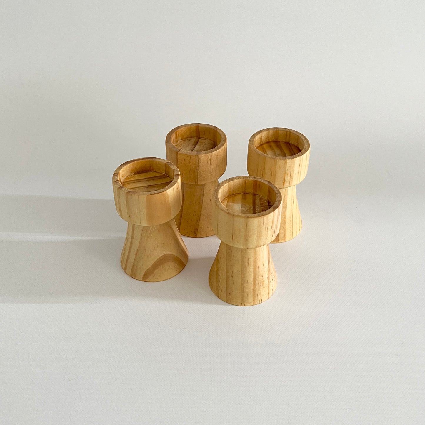 複数のウッドブラウンの木製のミニキャンドルホルダー
