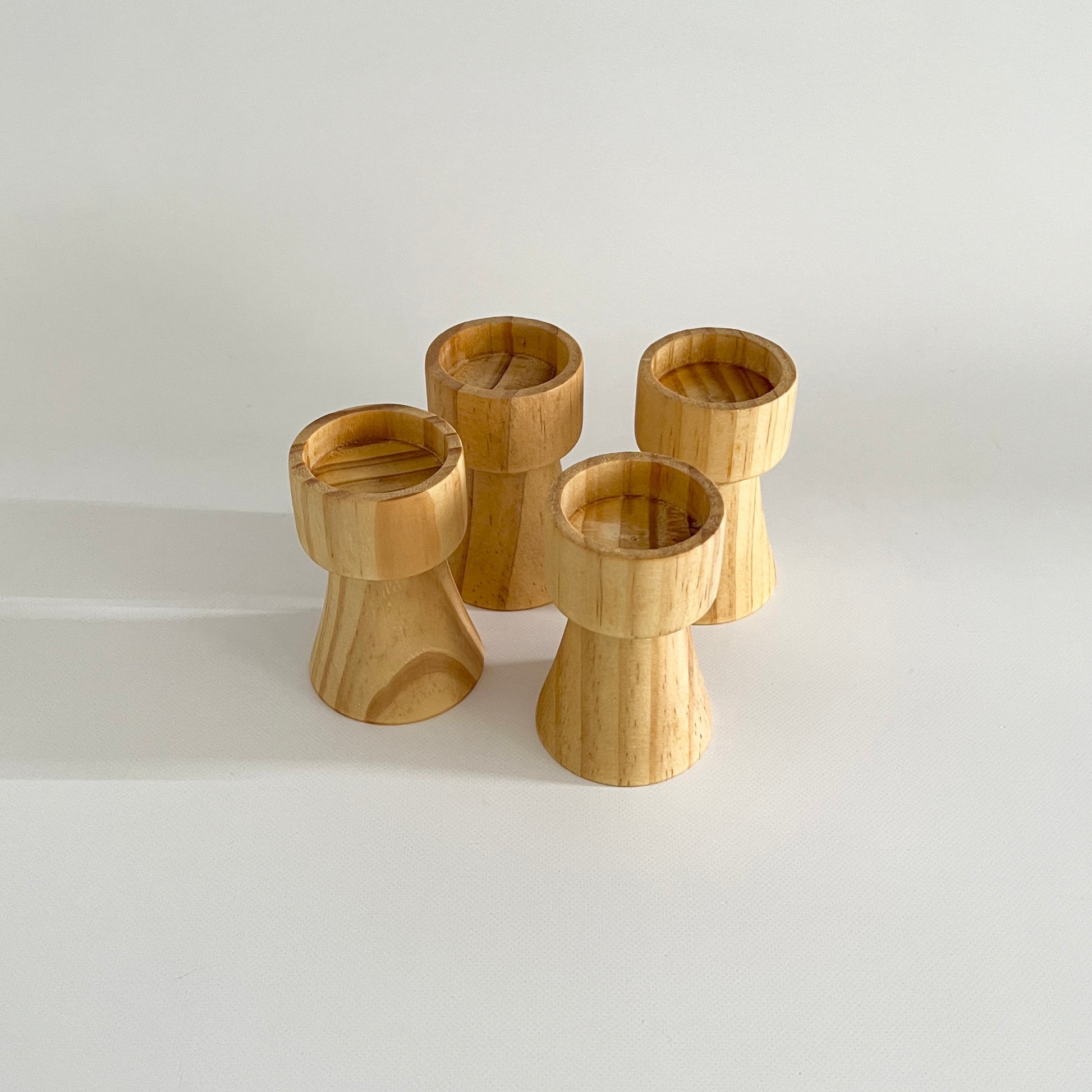 複数のウッドブラウンの木製のミニキャンドルホルダー