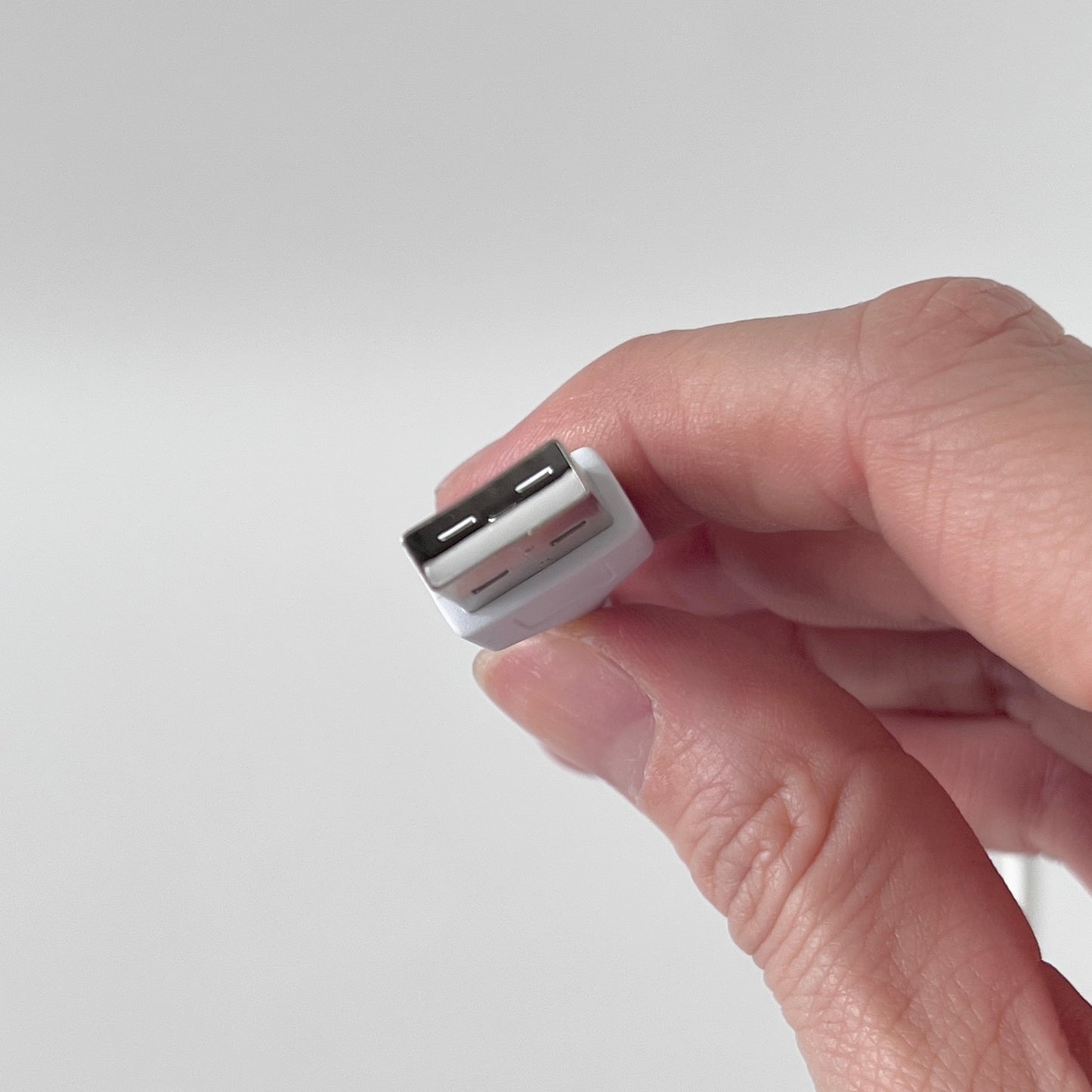 白いきのこ型のテーブルライトの充電器