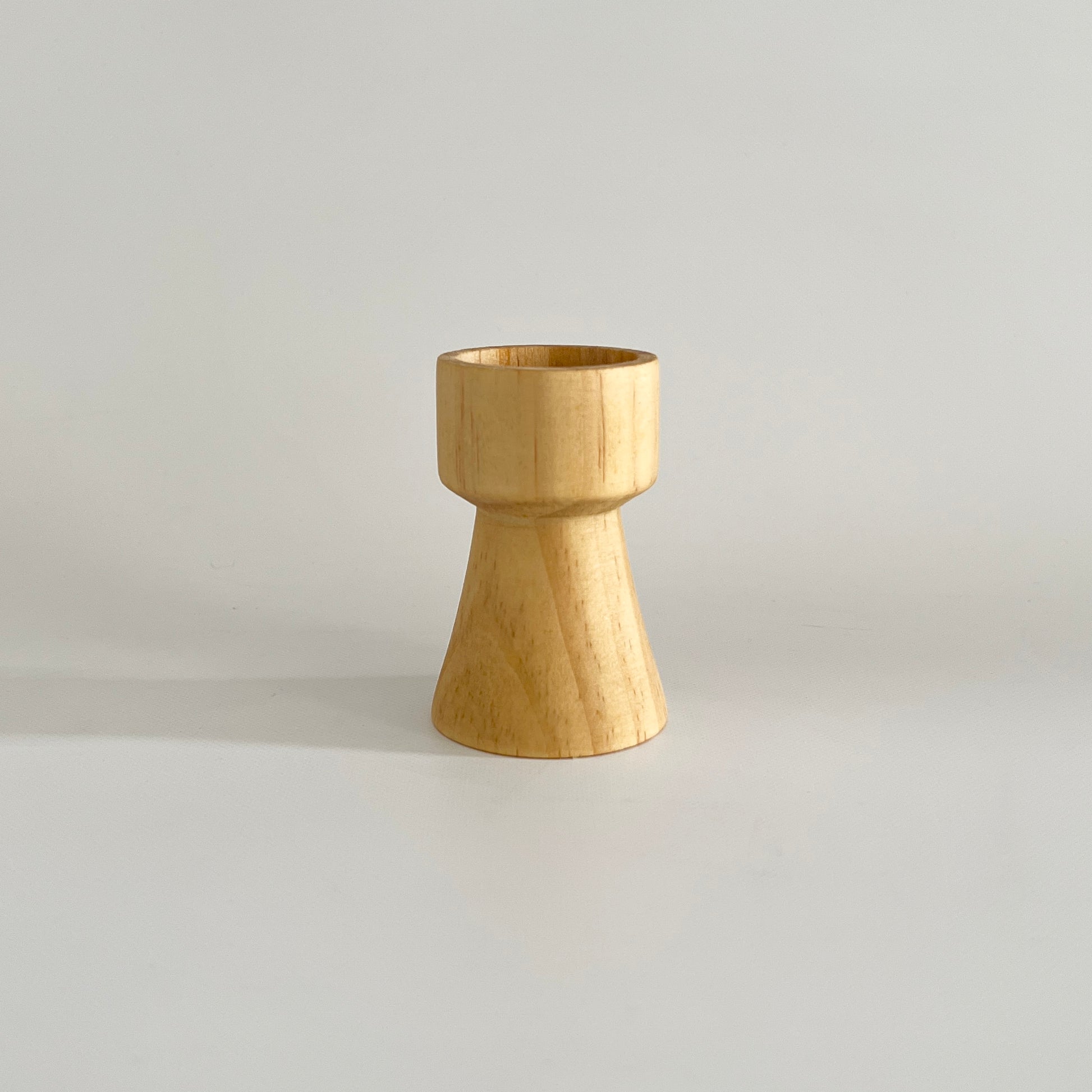 ウッドブラウンの木製のミニキャンドルホルダー