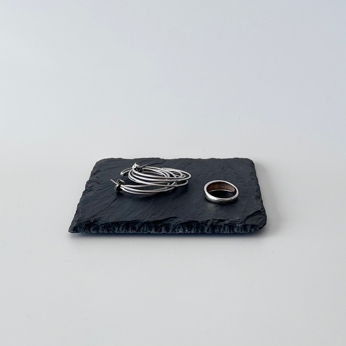 黒い石のプレートとシルバーのアクセサリー