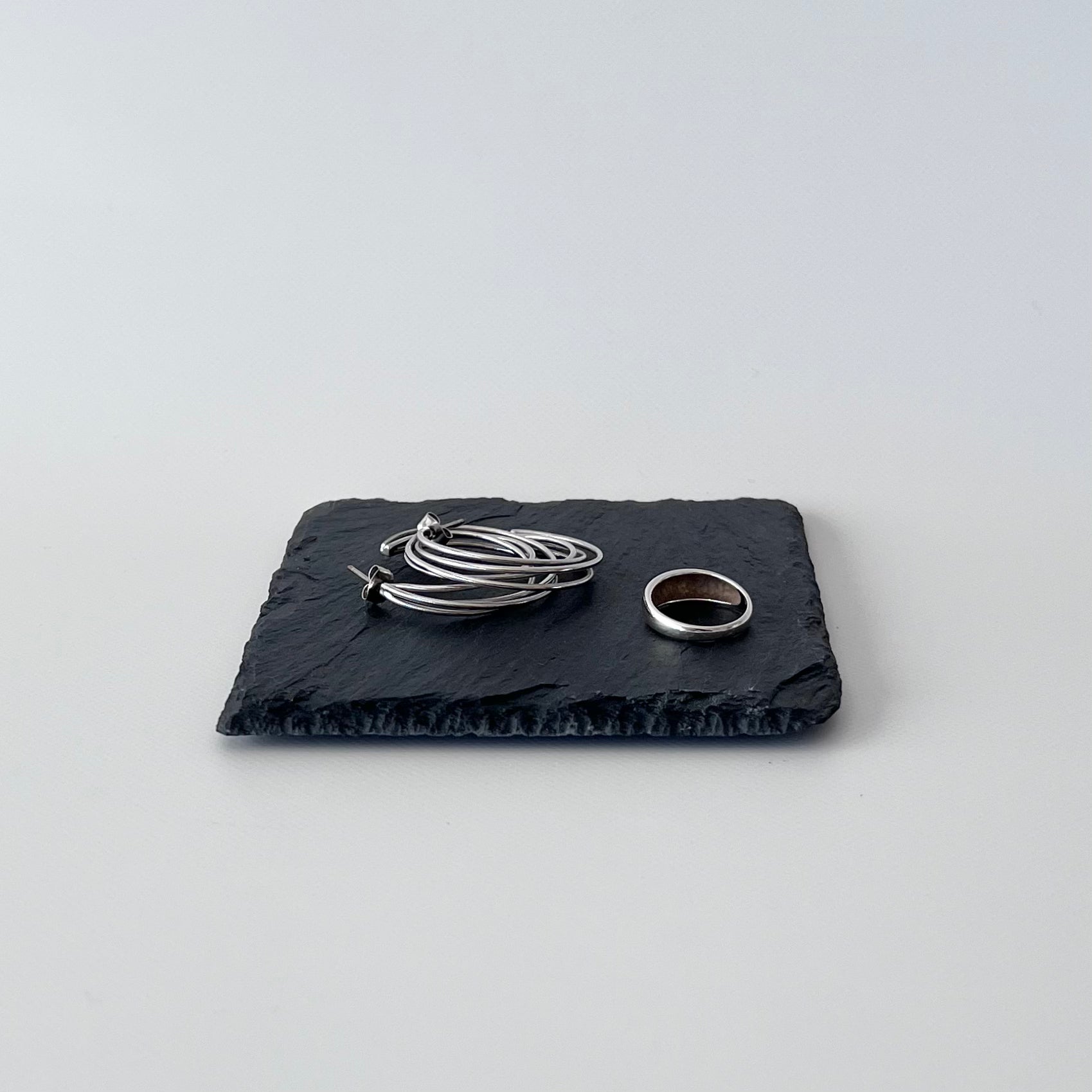 黒い石のプレートとシルバーのアクセサリー