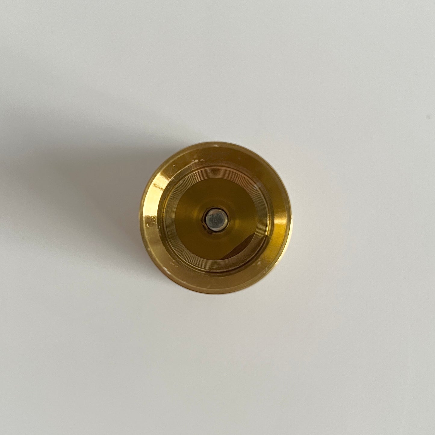 上部から撮影した合金製の円錐の上にカップ型の乗ったキャンドルホルダー