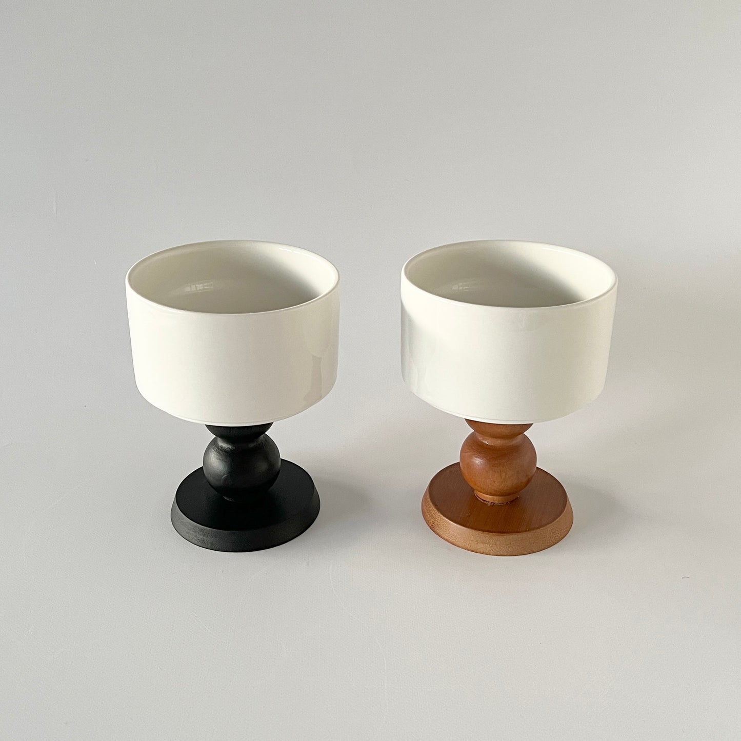 木製の脚とセラミック素材のボウルが二つ