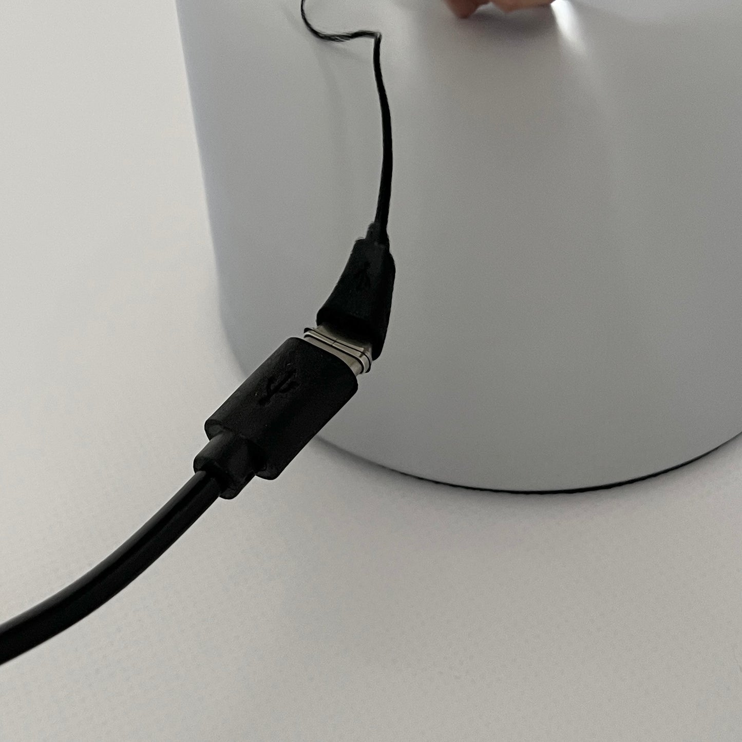 コードレスのメタリックシルバーの丸傘ライトの充電接続部分 USB Type-C
