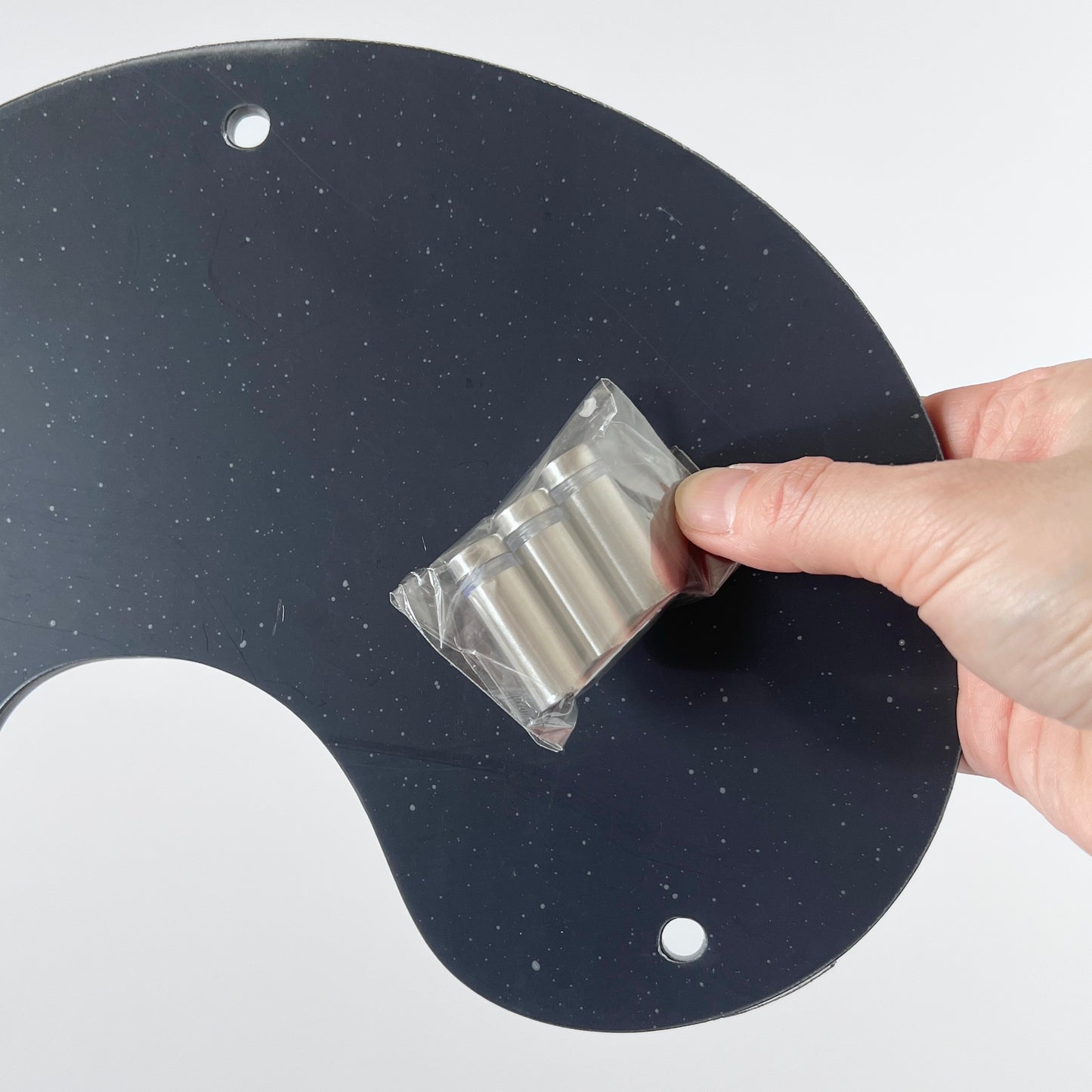 黒のアクリル素材のトレイと金属の脚