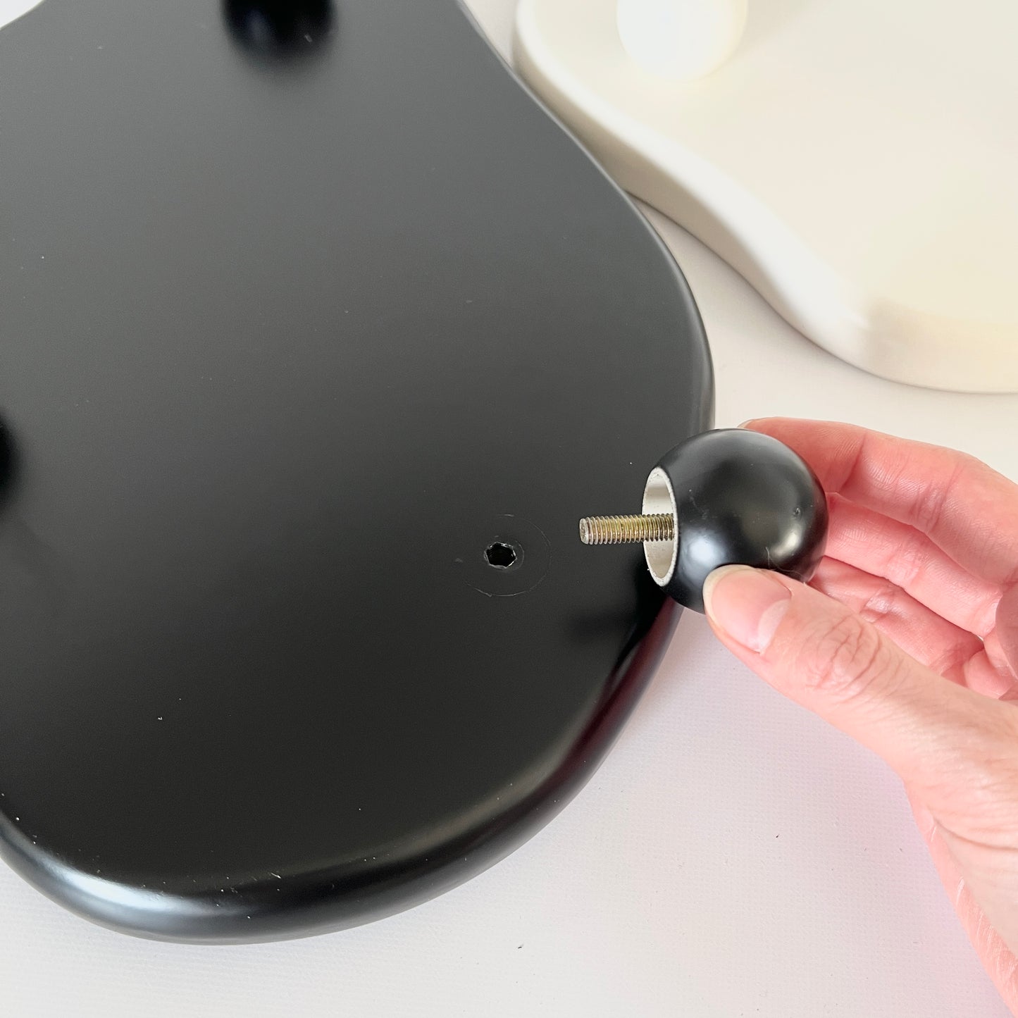 木製の黒の大きなトレイの組み立て方