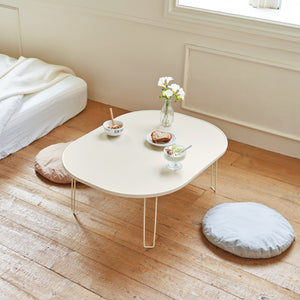 Roomnhomeのクリーム色のモノラウンド折り畳みローテーブル、細い金属脚の楕円形テーブルです。