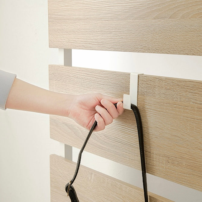 ナチュラルの突っ張りディスプレイラックにバッグをかけている様子