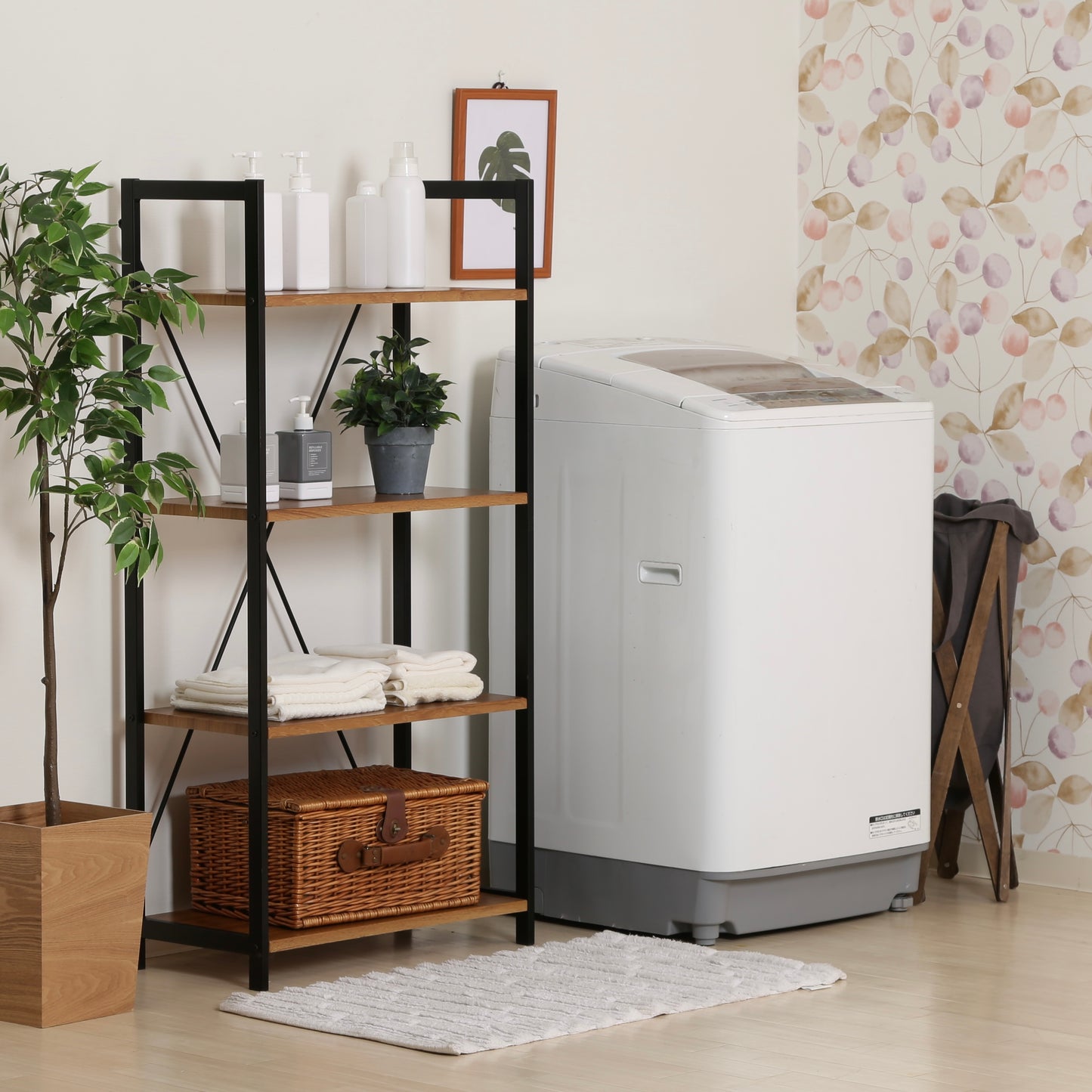 ウッド素材の天板と黒スチールのフレームの4段シェルフが洗濯機横に置かれている様子