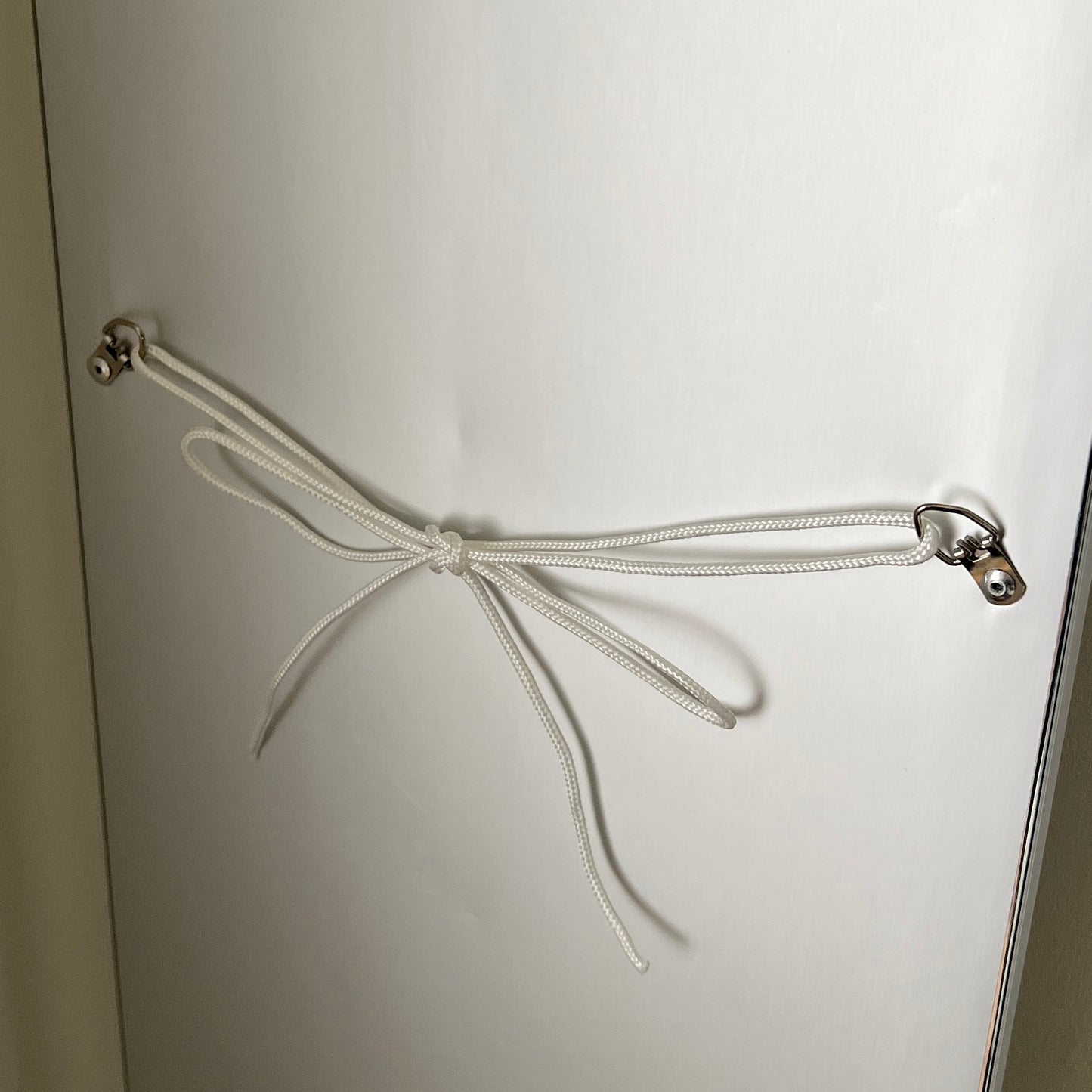 全身鏡の裏側の紐