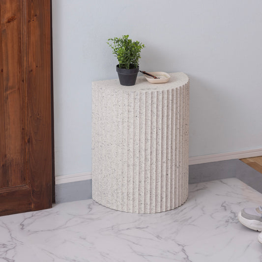 テラゾー柄の半円のスツールが玄関に置かれている様子