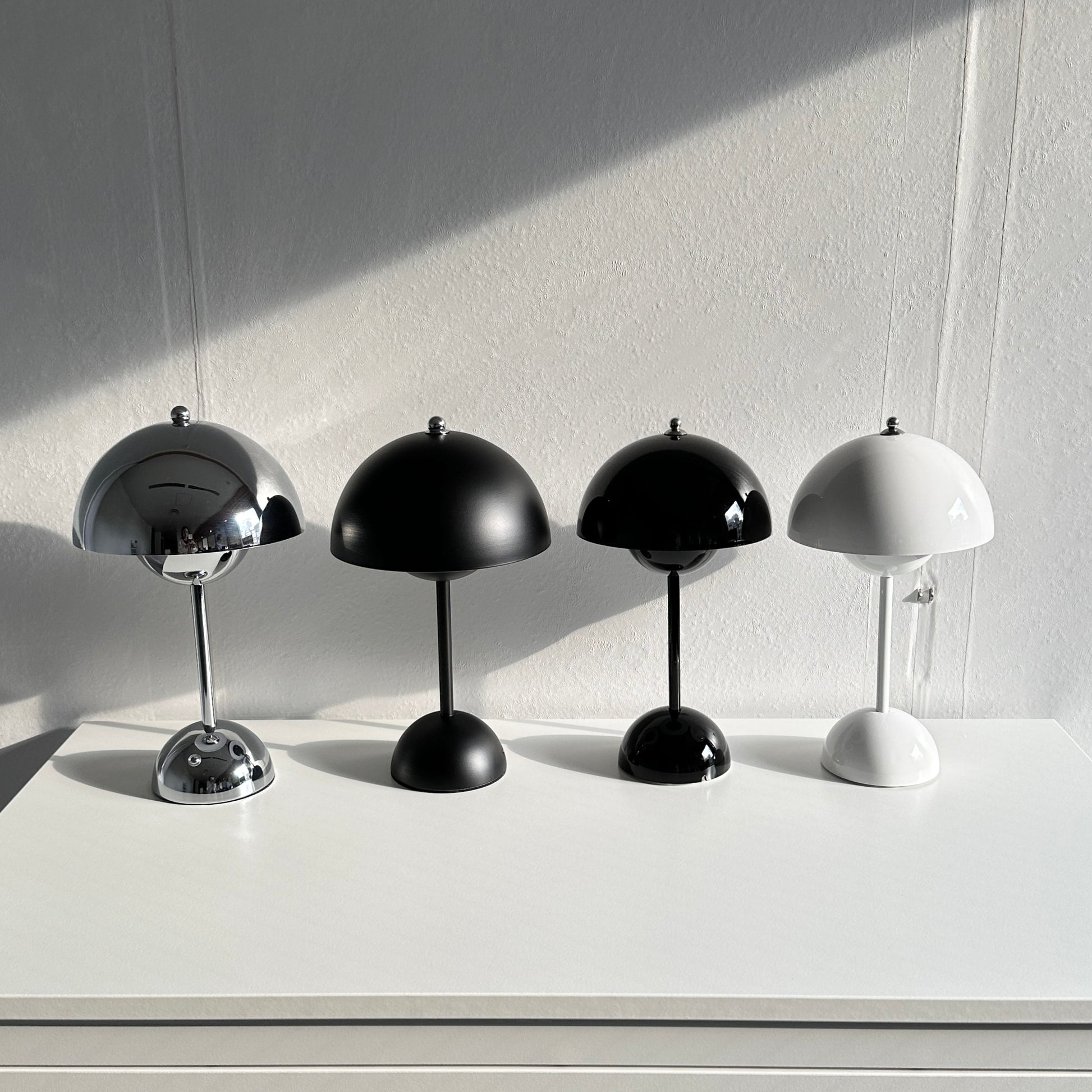 シルバーの光沢のあるライト、マットな質感のブラックのライト、ぶらっくの光沢のあるライト、ホワイトの光沢のあるライト