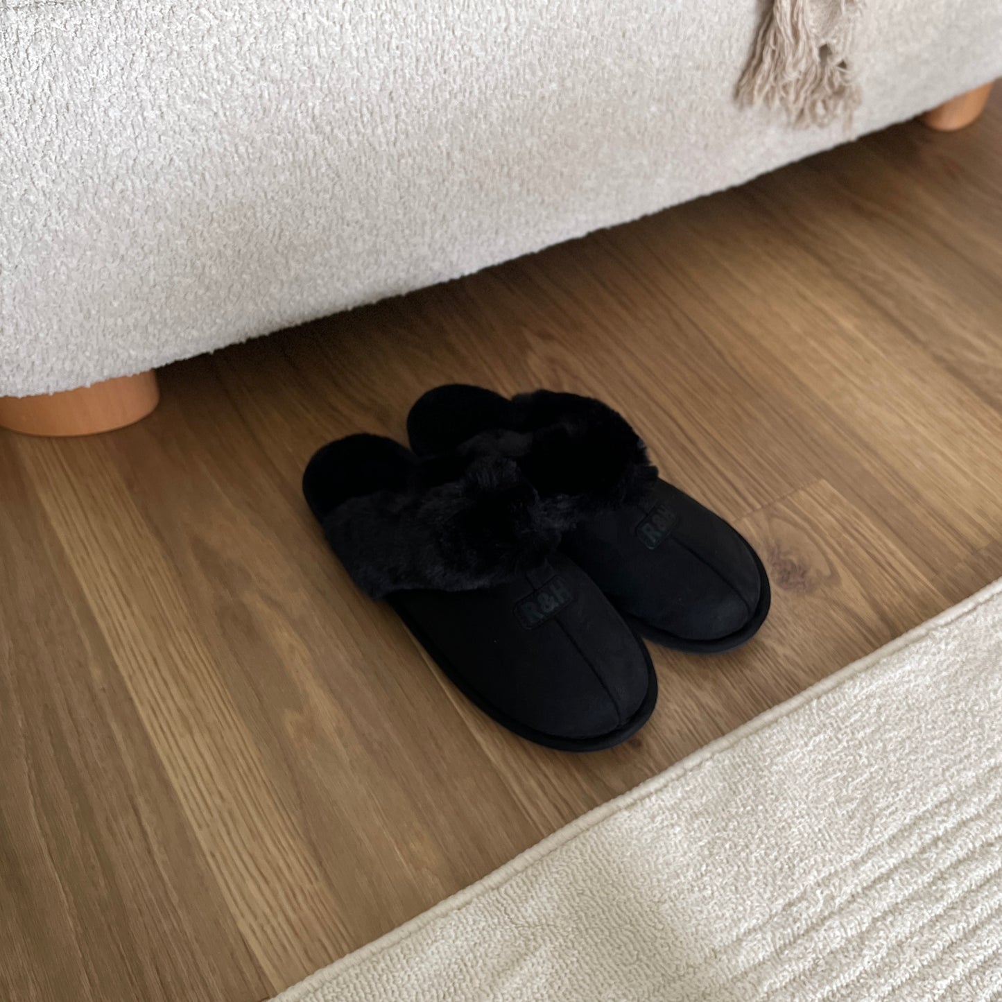 ブラックのムートン調のファースリッパ