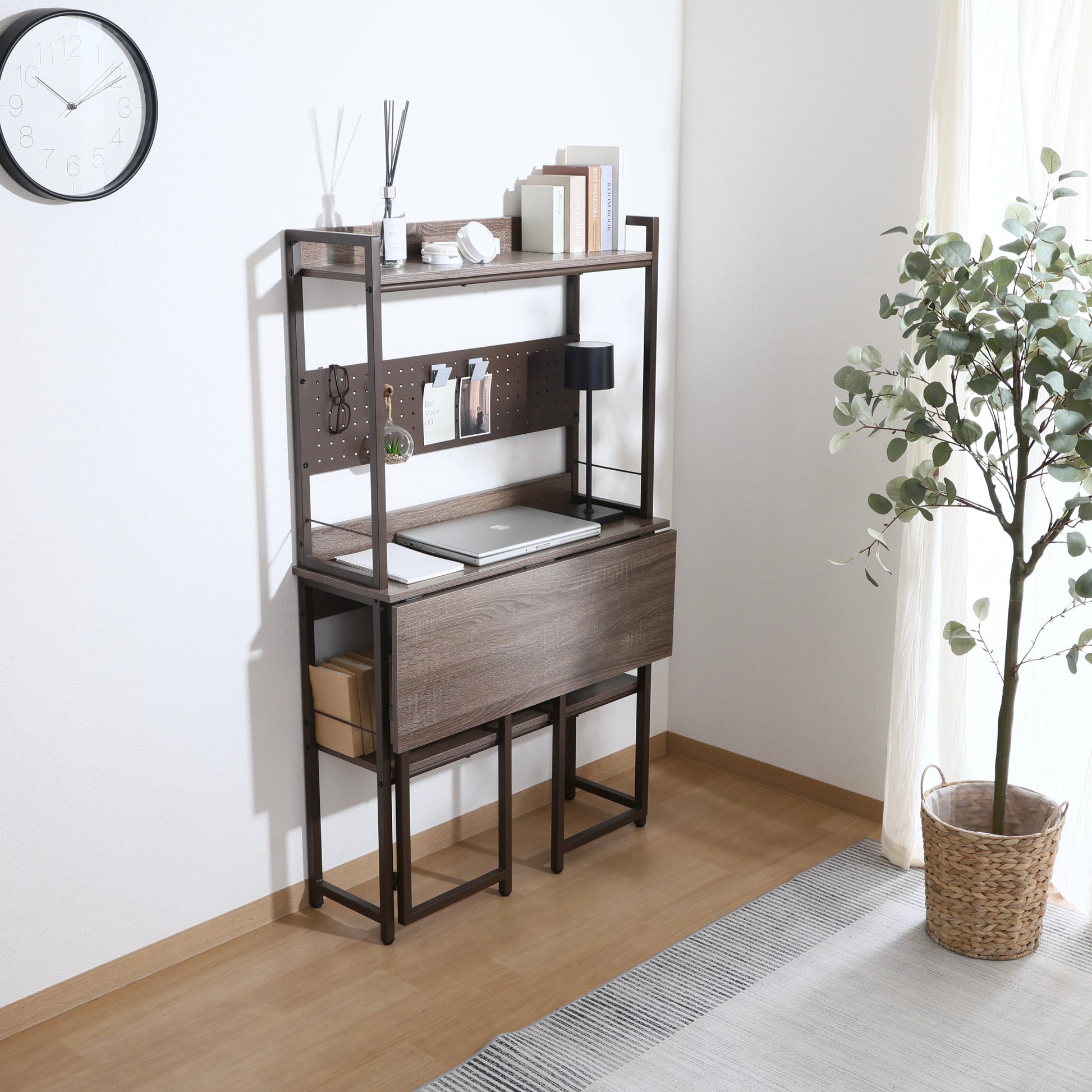 天板が折りたためる収納棚が付いたデスクの天板が折り畳まれている様子