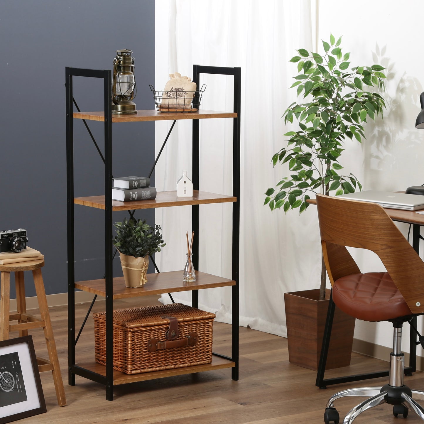 ウッド素材の天板と黒スチールのフレームの4段シェルフがデスク横に置かれている様子