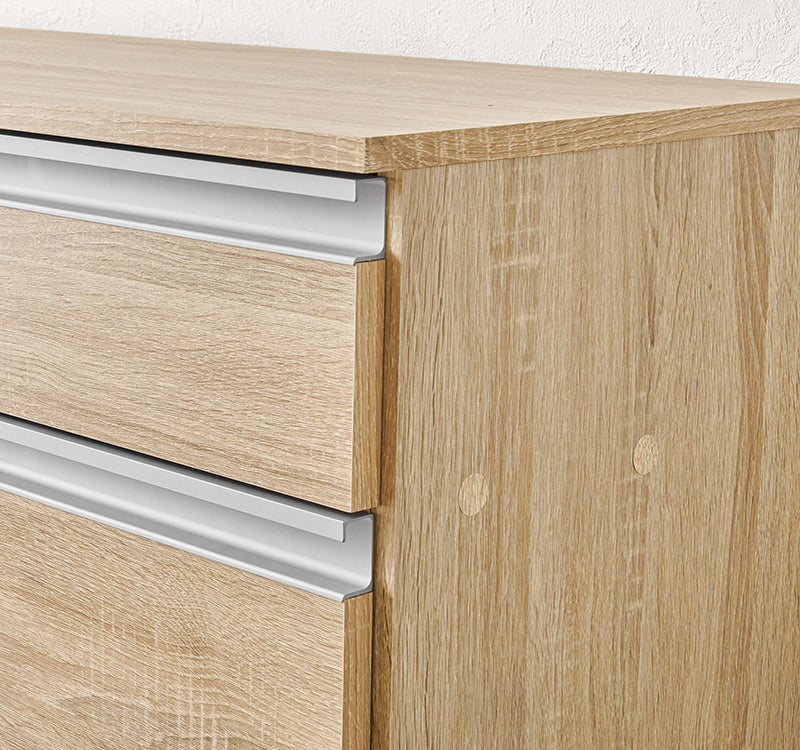 ナチュラルのキッチンボードのスライド引き出しの取手部分