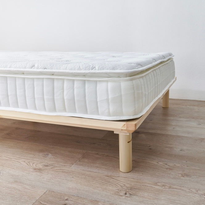 ホワイトのピロートップ付きマットレスの側面