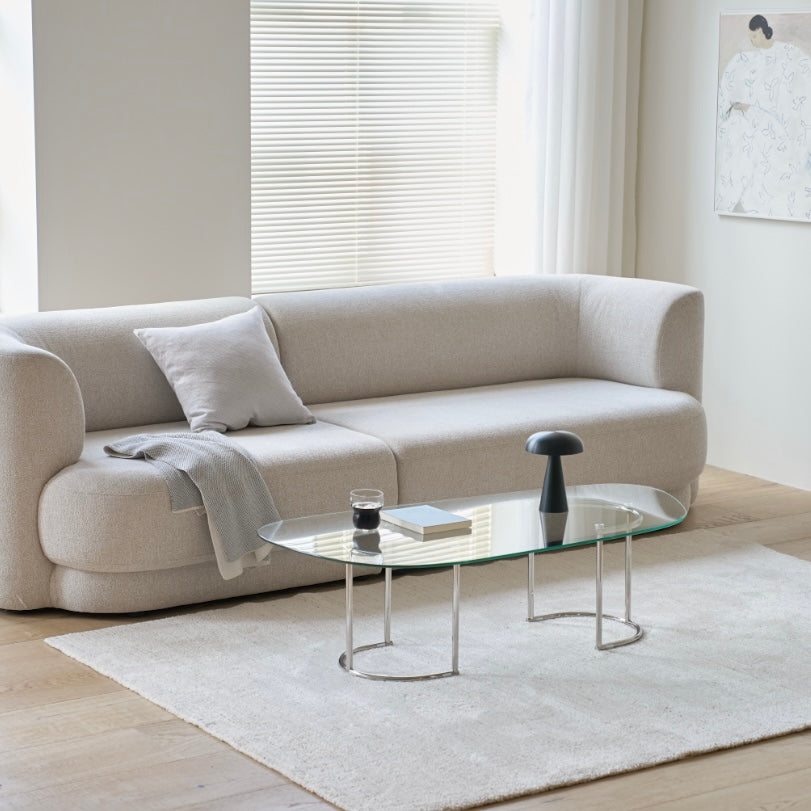 ガラス天板のニュアンスローテーブルがリビングに置かれている様子