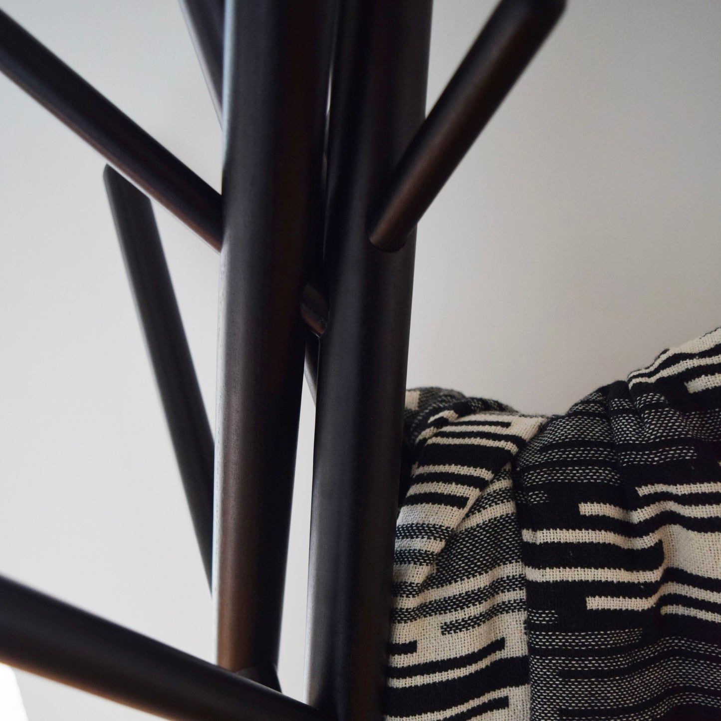 木の枝が交差したようなデザインのハンガーラックにブランケットが掛けられている