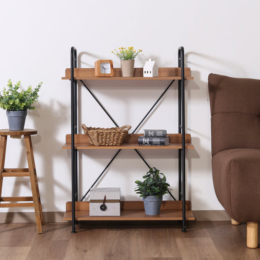 ウッド素材とブラックフレームの3段のオープンシェルフがソファ横に置かれている様子