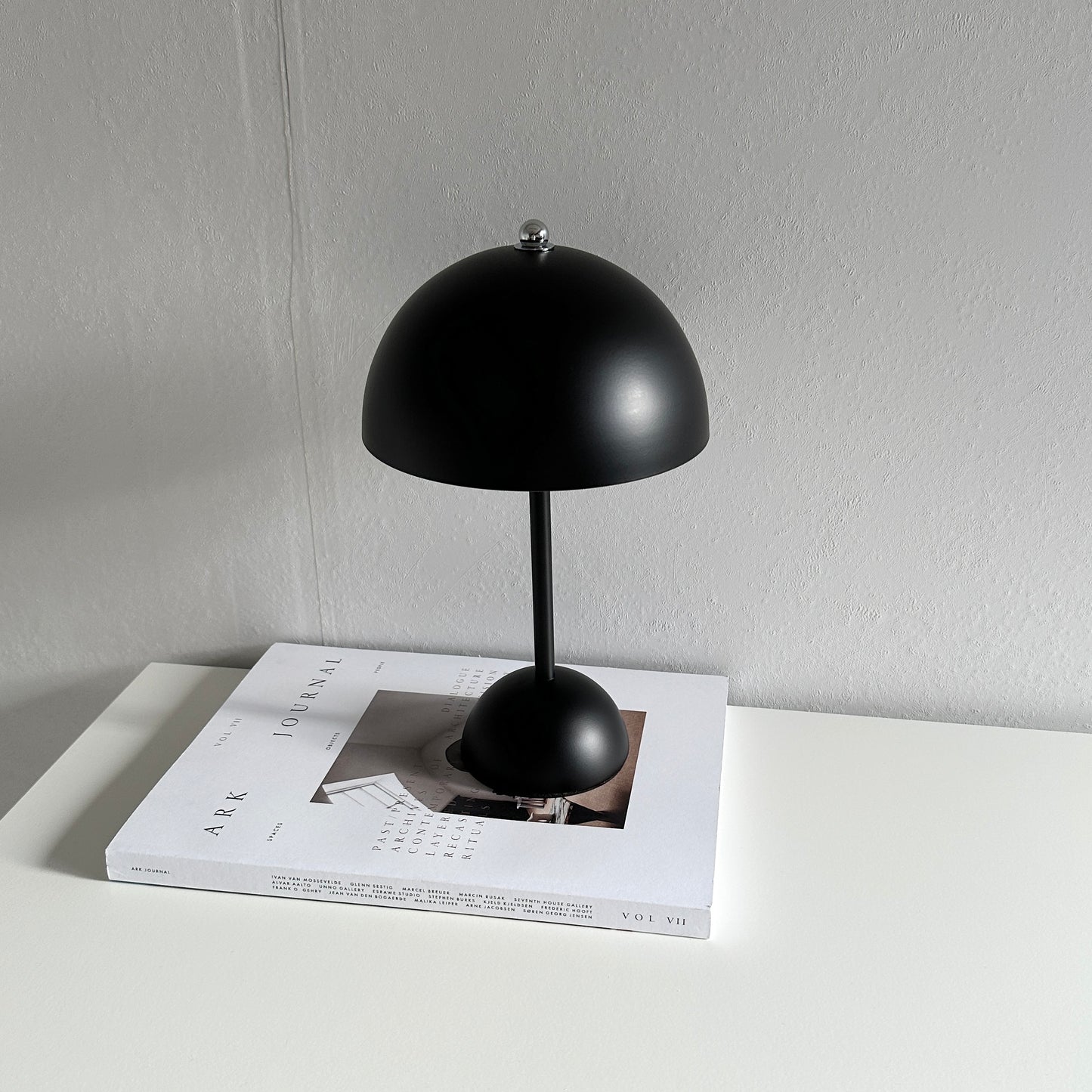 黒いマットの丸傘のテーブルライト